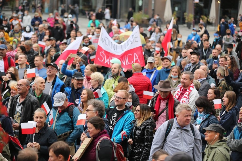 Według urzędników w manifestacji wzięło udział około 300...