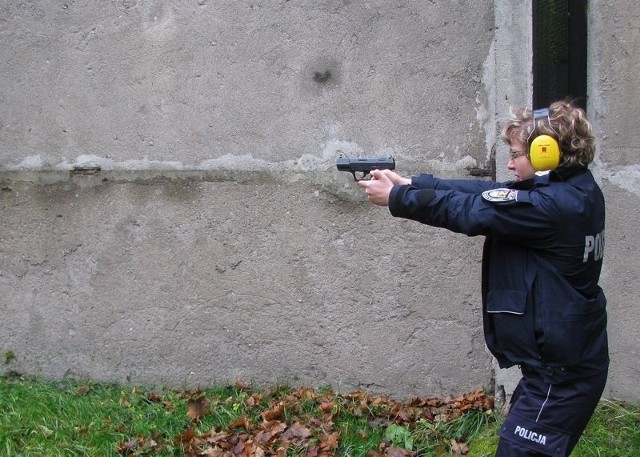 Lęborska policja w czwartek 15 grudnia szkoliła na strzelnicy swoje umiejętności posługiwania sie bronią służbową.