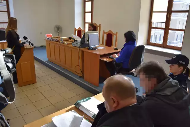 W tymczasowym areszcie przebywa już jedynie Marcin G. Dwaj pozostali oskarżeni - Piotr D. i Łukasz U. - odpowiadają z wolnej stopy. Byłym policjantom grozi kara 10 lat pozbawienia wolności.