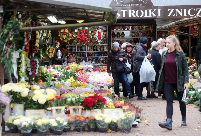 Magistraccy urzędnicy chcieli zlikwidować sprzedaż kwiatów wzdłuż ul. Ku Słońcu w okresie Święta Zmarłych. Radni zaprotestowali.