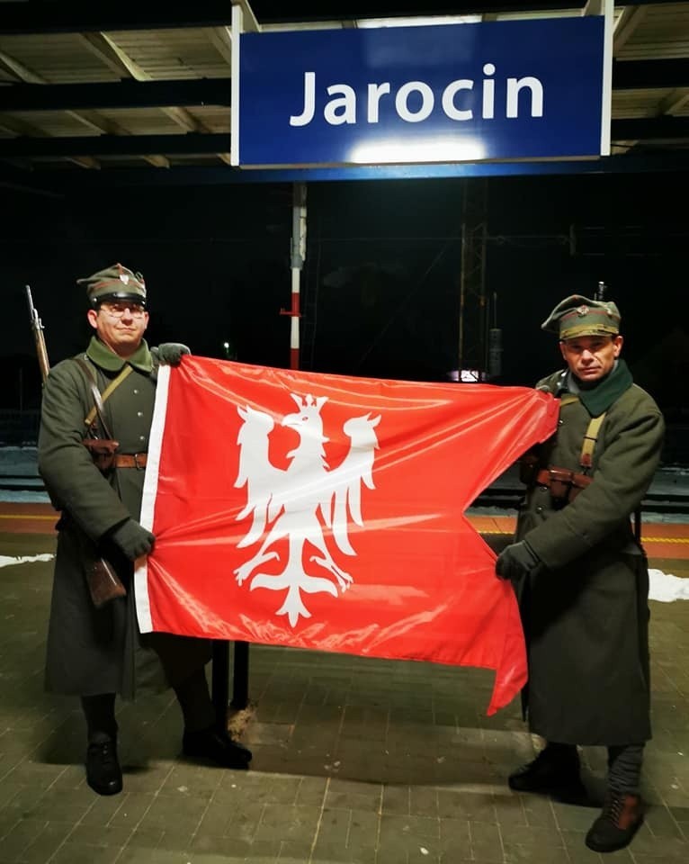 Kraków. Flaga Powstania Wielkopolskiego zawisła na wieży Bazyliki Mariackiej [ZDJĘCIA]