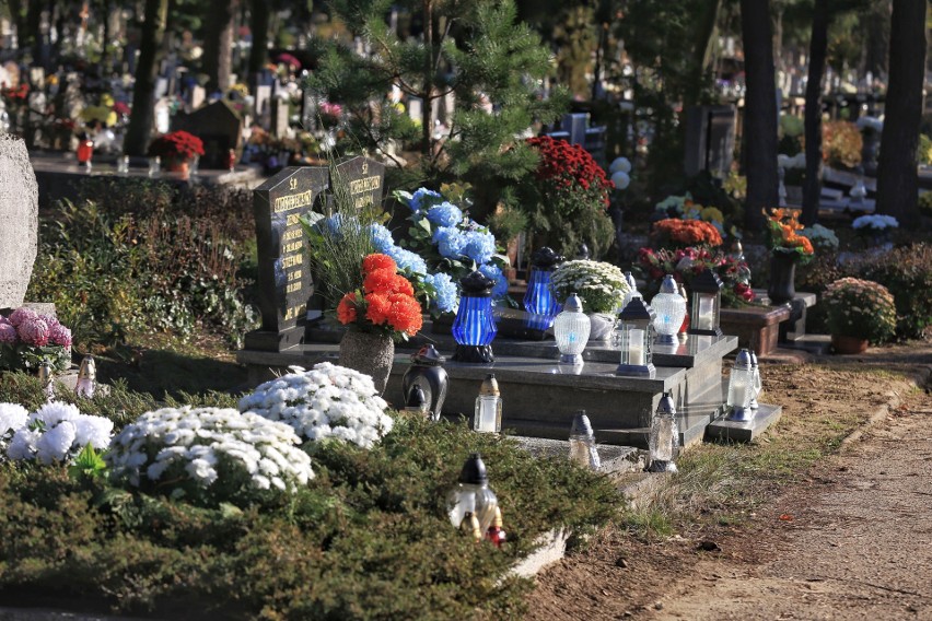 2 listopada cmentarze są pięknie ozdobione za sprawą wielu...