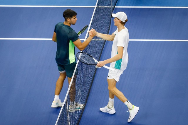 Carlos Alcaraz gratuluje Jannikowi Sinnerowi zwycięstwa w półfinale ATP 500 w Pekinie