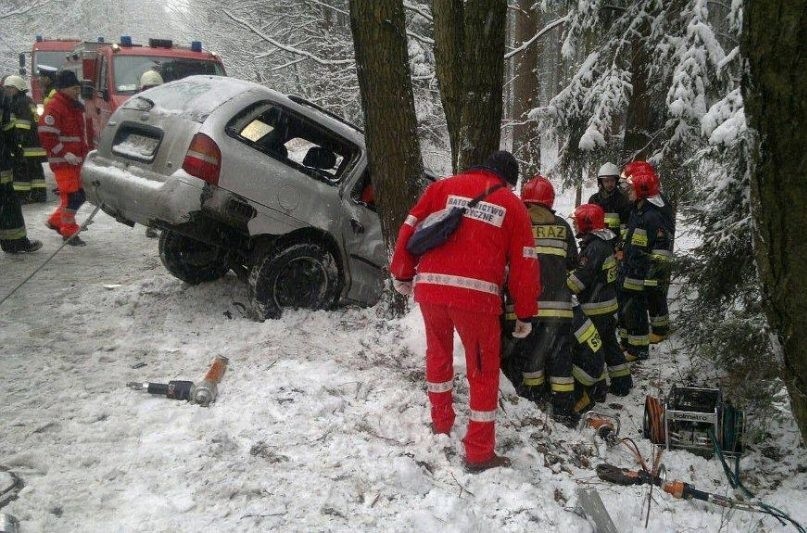 Trzy osoby ranne w wypadku na drodze Prószków - Ochodze.