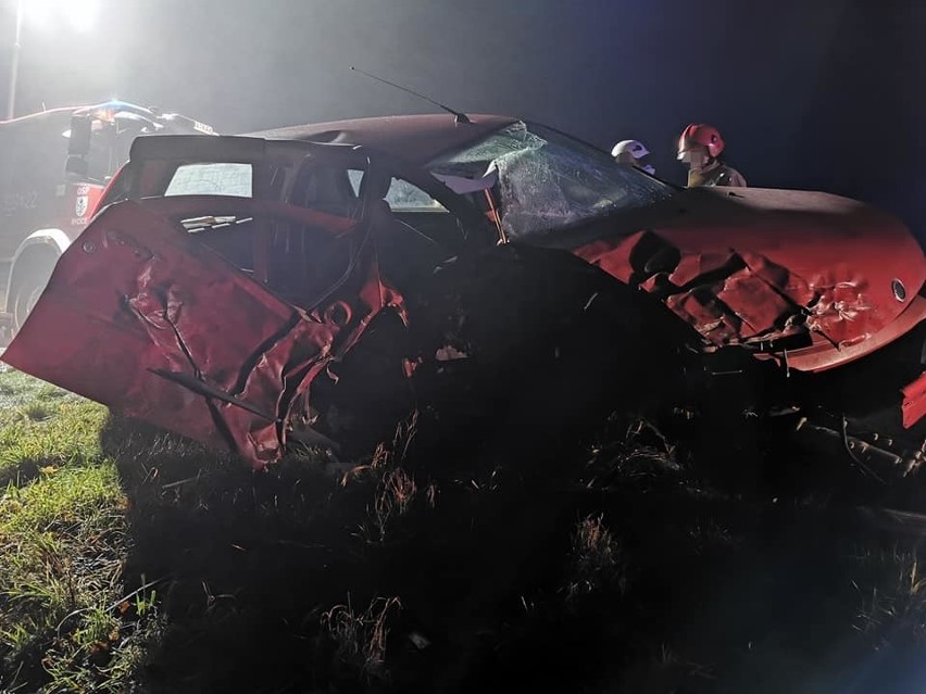 Świniary. Pijany kierowca uderzył fiatem w drzewo, 22.12.2019. Mogło być znacznie gorzej. Zobaczcie zdjęcia 