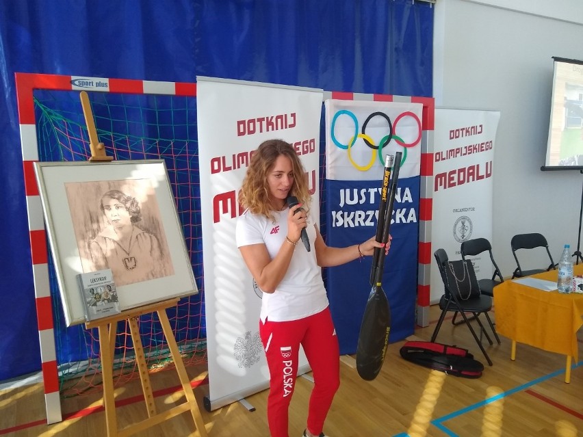 W Pabianicach i Chechle II.  Olbrzymie zainteresowanie.  „Dotknij olimpijskiego medalu” z Justyną Iskrzycką