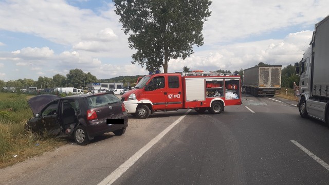 Zderzenie dwóch aut osobowych i ciężarówki na Drodze Krajowej nr 91 w Chełmnie