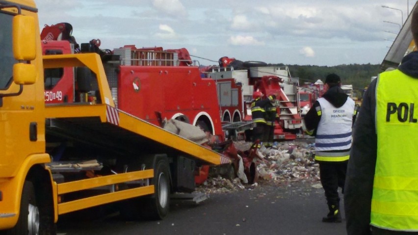 Wypadek ciężarówki i samochodu osobowego przy Plejadzie w...