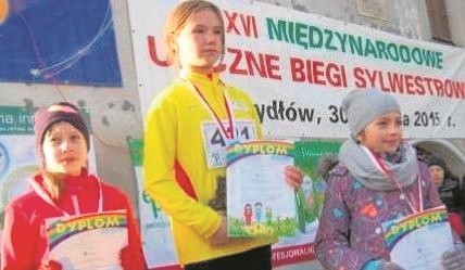          Oliwia Guzewicz (w środku) ze Słoneczka była pierwsza w biegu dziewcząt klas III-IV podstawówek podczas  imprezy w Szydłowie.