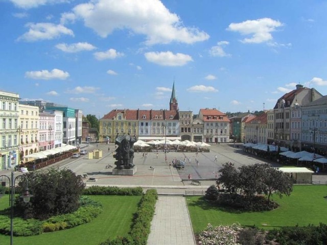 W piątek w naszym mieście rozpoczyna się Jarmark Antyków i Osobliwości na Starym Rynku. W dniach 11-13 sierpnia będzie można obejrzeć, ale również zakupić starocie i ciekawostki, które zaprezentują bydgoscy antykwariusze, kolekcjonerzy i rękodzielnicy. Rozstawią oni swoje stanowiska wzdłuż zachodniej pierzei w godzinach od 11:00-17:00 obok biżuterii, obrazów, szkła i porcelany zagoszczą również książki, płyty analogowe, dokumenty i numizmaty, słowem każdy znajdzie coś dla siebie.Pogoda na weekend 12-13 sierpnia: