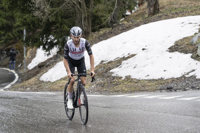 Adam Yates wygrał czwarty etap Tour de Romandie i objął prowadzenie w klasyfikacji generalnej.