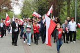 Dzień Flagi w Dąbrowie Górniczej. Marsz z biało-czerwonymi symbolami w Parku Hallera 