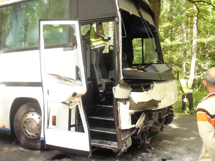 Gmina Malechowo: Autokar z dziećmi zderzył się z ciężarówką [ZDJĘCIA]