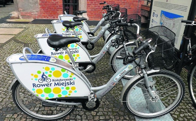 By skorzystać z miejskiego roweru, wystarczy zarejestrować się na stronie KołobrzeskiRower.pl i wpłacić 10 zł opłaty, z której będą potem finansowane późniejsze wypożyczenia.
