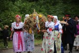 Chorzów: Dożynki w Skansenie 2018. Ścinanie ostatniego kłosa i wiązanie snopków ZDJĘCIA