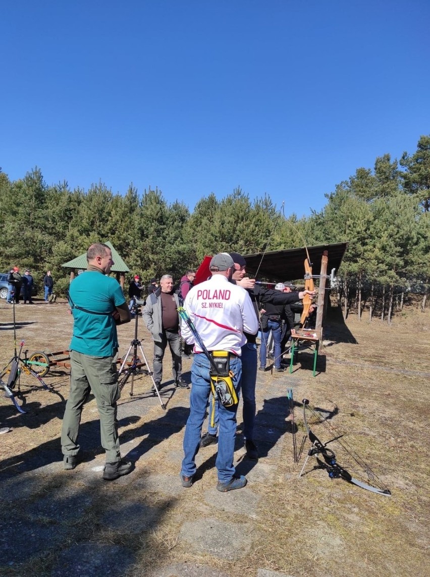 Otwarty trening strzelecki i łuczniczy na strzelnicy w Pilczycy w gminie Kluczewsko. Przybyło wielu chętnych (ZDJĘCIA)