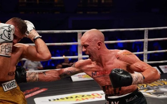 Michał Cieślak wygrał z Krzysztofem Twardowskim w walce wieczoru  KnockOut Boxing Night 24.