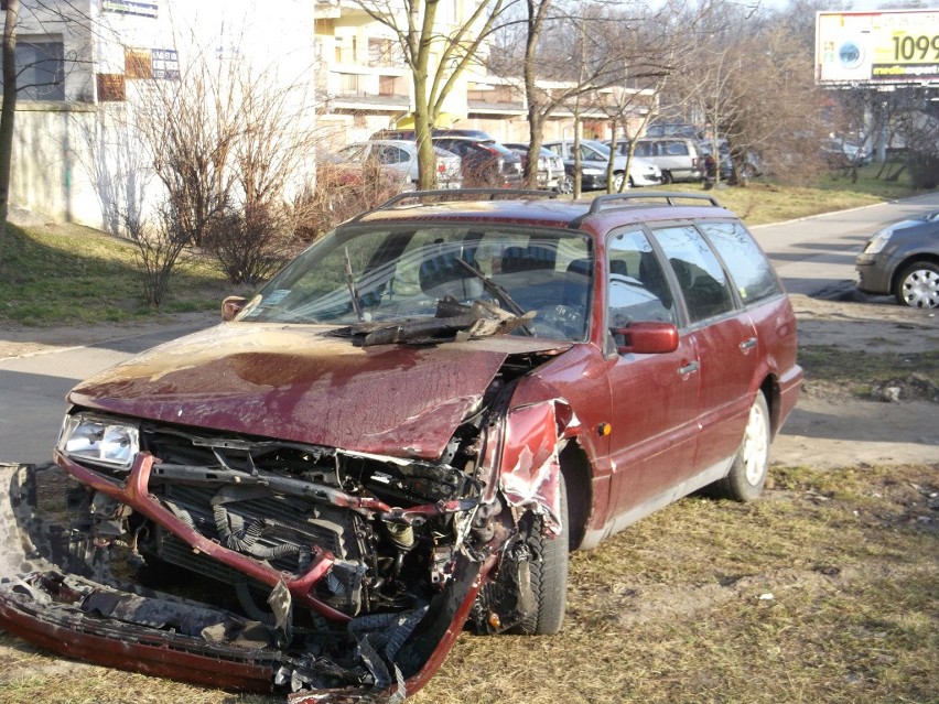 Wrocław: Wypadek na Horbaczewskiego. Samochód dachował, jedna osoba w szpitalu