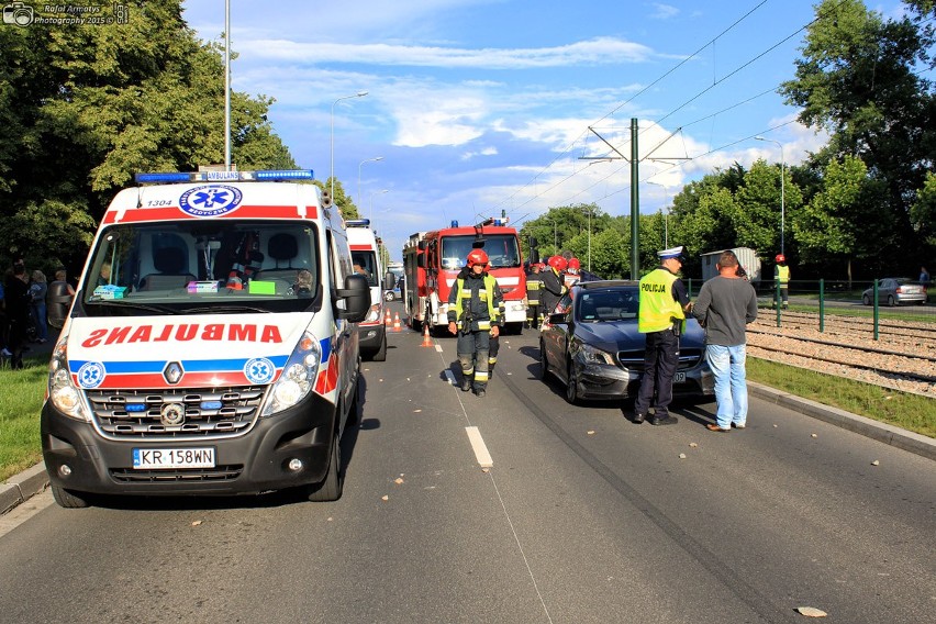 Kraków. Wypadek na al. Jana Pawła II. Auto dachowało, dwie osoby ranne [ZDJĘCIA]