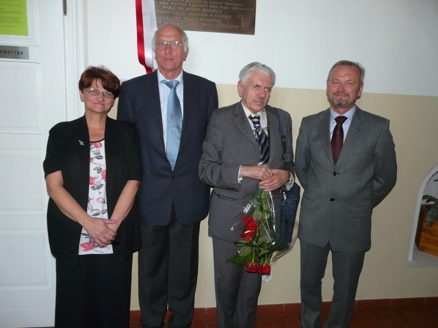 Profesor Andrzej Schinzel (drugi od prawej, a kwiatami) i Dieter von Gostomski (trzeci) z Barbarą Tęgiewicz, wicedyrektor Collegium Gostomianum i dyrektorem Krzysztofem Zielińskim pod tablicą poświęconą wybitnemu matematykowi.