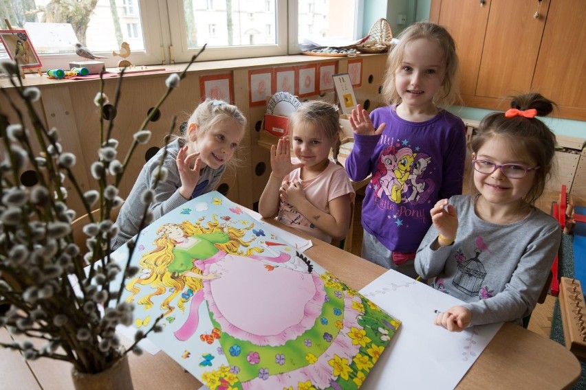 Od lewej: Oliwia, Alicja, Wiktoria i Amelka z Panią Wiosną.