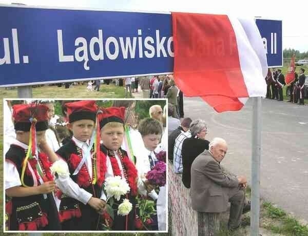 Teren w Wielowsi, na którym &quot;usiadł&quot; papieski śmigłowiec, nazwano Lądowiskiem Jana Pawła II.