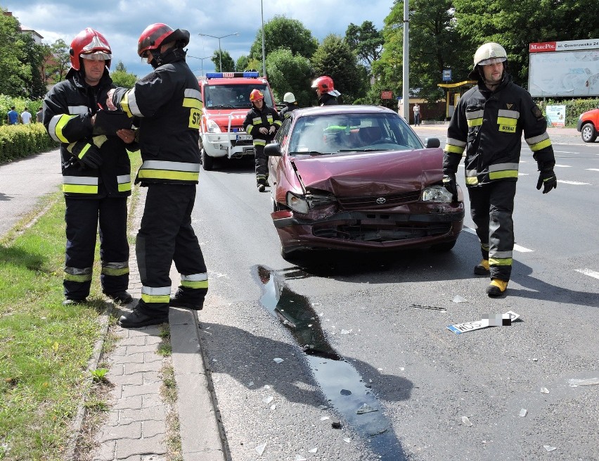 Wypadek na ul. Traugutta w Ostrołęce. 23-latek zabrany do szpitala 