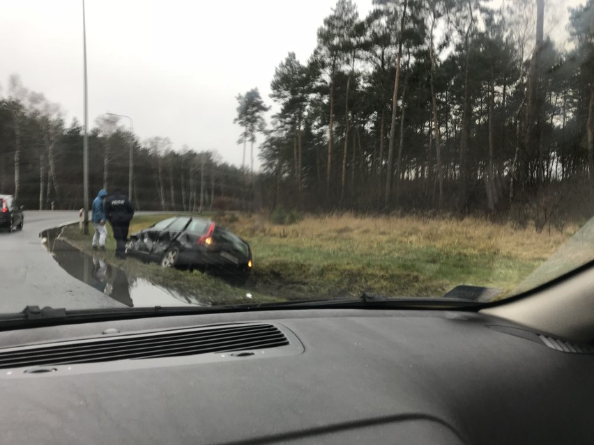 Zderzenie dwóch aut na Bukowskiej. Samochód wpadł do rowu