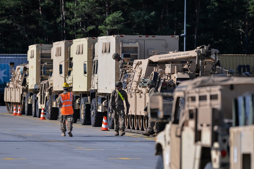 Kolumna pojazdów amerykańskiej armii, zdjęcie ilustracyjne