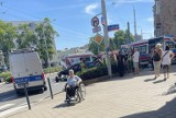 Wypadek motocyklisty z samochodem osobowym w centrum Wrocławia. Jedna osoba trafiła do szpitala