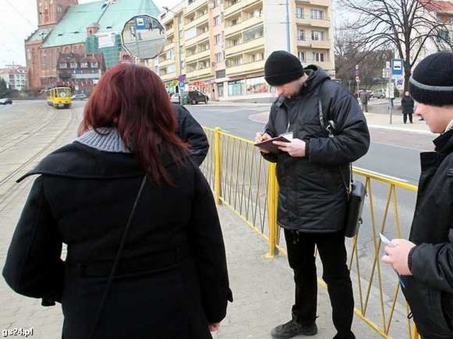 &#8211; Wyobraźmy sobie sytuację, że kontroler zatrzymuje osobę, która jest cukrzykiem i nie ma przy sobie insuliny. Oczekuje z nim na przyjazd policji &#8211; w tym czasie ujęta osoba potrzebuje pomocy. Czy są do jej udzielenia pomocy przeszkoleni? Kto odpowie za ewentualny uszczerbek na zdrowiu takiego gapowicza? &#8211; pyta prawnik Marcin Gruca.