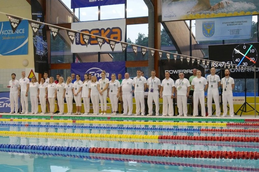 [FOTO] Już po raz XVII najlepsi pływacy z całej Polski sprawdzają się na basenie w Kozienicach