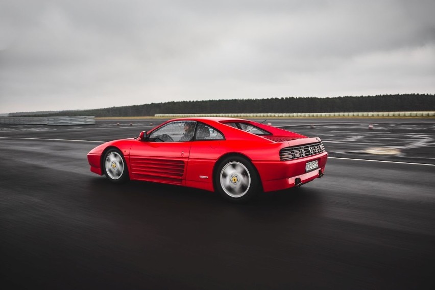 To wyjątkowy egzemplarz Ferrari 348. Opuścił fabrykę z...