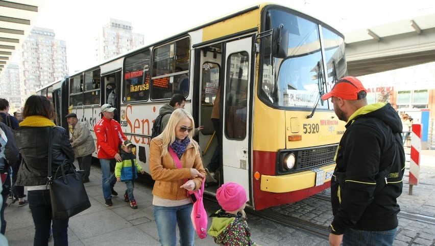 Ikarusy ostatni raz przejechały przez Wrocław (ZDJĘCIA)