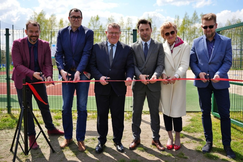 Nowe boisko sportowe zostało oddane do użytku w Gniewoszowie. Było uroczyste otwarcie i pierwszy mecz. Zobaczcie zdjęcia