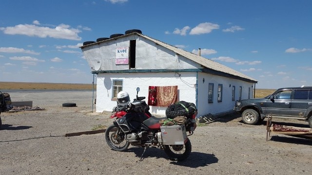 Na zdjęciu widać skradziony motocykl. Wykonano je kilka dni wcześniej