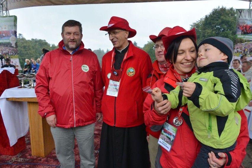 Trzy tysiące pielgrzymów z trzech diecezji dotarło na Święty Krzyż (WIDEO, zdjęcia)