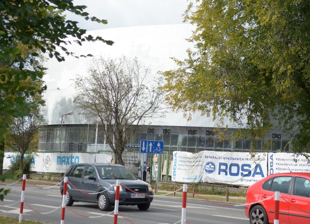 Nowa hala sportowo - widowiskowa i stadion są budowane przy ulicy Struga w Radomiu. Teraz miasto szuka firmy, która wybuduje nowe drogi i parkingi wokół obiektów.