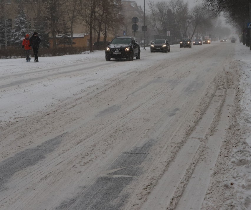 Pługopiaskarki odśnieżają ulice Radomia.