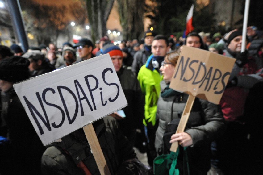 Demonstracja 13 grudnia pod domem Jarosława Kaczyńskiego