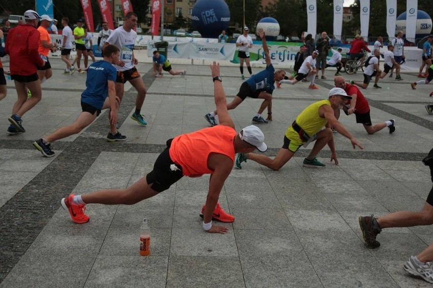 2. PZU Maraton Szczeciński. Rozgrzewka przed biegiem [zdjęcia]