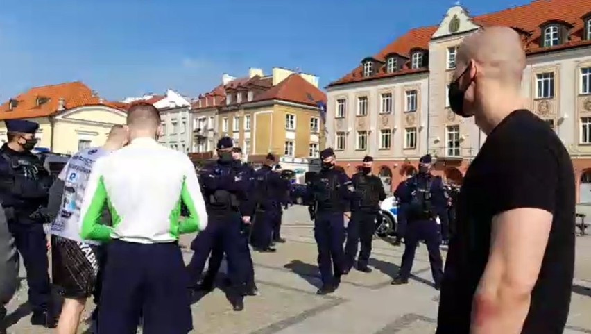 Białystok. Policja przerwała happening na Rynku Kościuszki. Miał odbyć się darmowy trening na świeżym powietrzu 