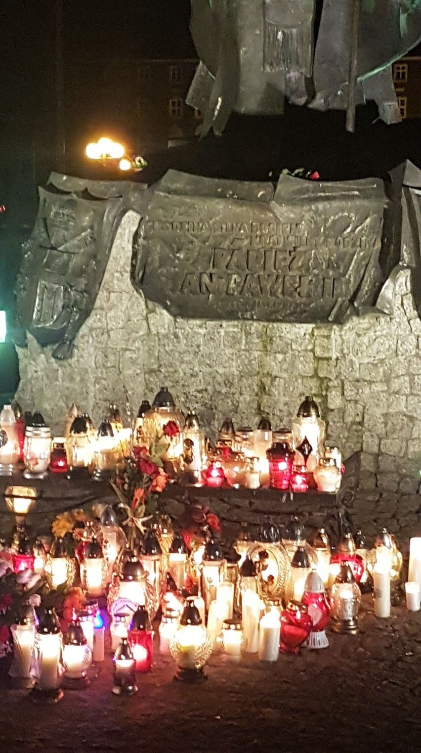 17. rocznica śmierci świętego Jana Pawła II. Szczecinianie zgromadzili się pod pod pomnikiem na Jasnych Błoniach