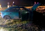 Groźny wypadek pod Wrocławiem. Kobieta dachowała mazdą i wypadła z jezdni w pole [ZDJĘCIA]