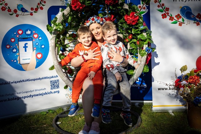 Konkurs fotograficzny na stoisku Polskiego Związku Kół Gospodyń Wiejskich podczas Świętokrzyskiego Festiwalu Smaków w Tokarni. Zobaczcie zdjęcia z niedzieli, 30 kwietnia.