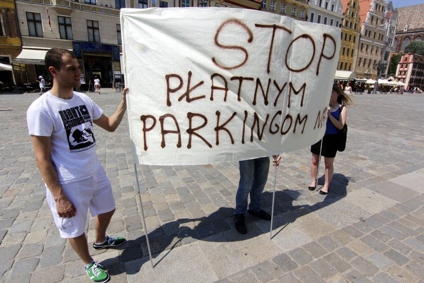 Płatne parkingi koło Politechniki Wrocławskiej: Klapa studenckiego protestu (ZDJĘCIA)