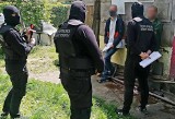 Akcja łowców pedofilów pod Bydgoszczą. Ekipa ECPU "odwiedziła" braci z Osielska