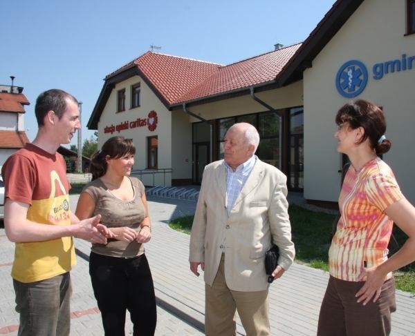 - Będziemy mieli idealne warunki pracy - mówią Damian Królikowski i Marianna Kupka ze stacji Caritas oraz drektor SP ZOZ Władysław Grabowski i lekarz rodzinny Barbara Terpiłowska-Koc.