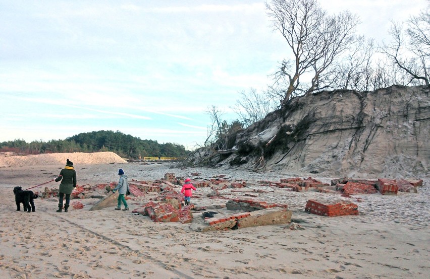 Fragmenty ruin, które odkryło morze.