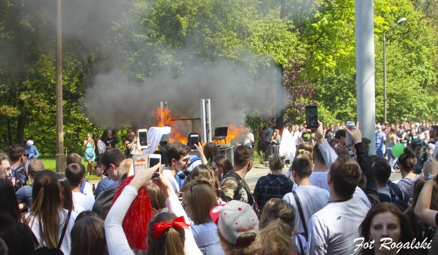 Pożar na Juwenaliach. Podczas pochodu wybuchła butla ze sprężonym powietrzem. Są ranni [ZDJĘCIA]